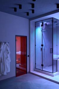bagno con doccia e porta in vetro di Graal resort a Bukovel