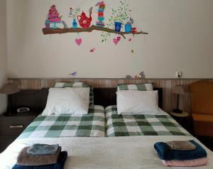 um quarto com 2 camas e toalhas em b&b de Wensput em De Moer