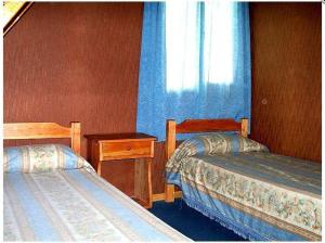 een kamer met twee bedden en een raam bij Complejo Los Arrayanes in Bariloche