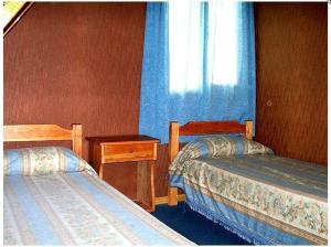 Zimmer mit 2 Betten und einem Fenster in der Unterkunft Complejo Los Arrayanes in San Carlos de Bariloche