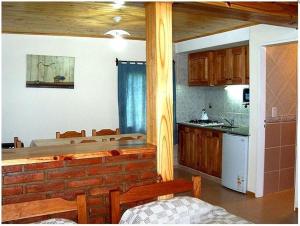een keuken met een tafel en een eetkamer bij Complejo Los Arrayanes in Bariloche