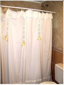 uma cortina de chuveiro na casa de banho com WC em Complejo Los Arrayanes em San Carlos de Bariloche