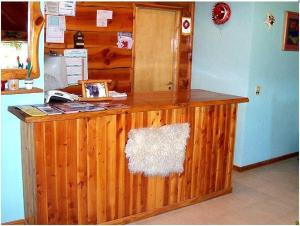 een houten aanrechtblad in een kamer met bij Complejo Los Arrayanes in Bariloche +9 foto's