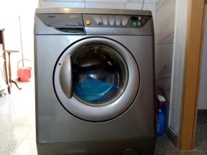 uma máquina de lavar roupa com um item azul dentro em CAMPING LASTE em Smoković