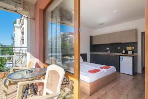 O bucătărie sau chicinetă la Step Hotel