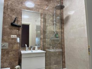 bagno con doccia e lavandino di Lustforlive a Odessa