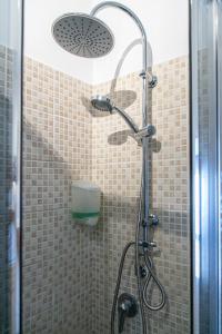 uma casa de banho com uma cabeça de chuveiro em vidro em Monolocale il Tindaro em Catânia