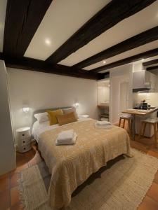 A bed or beds in a room at La Cour du Vignoble