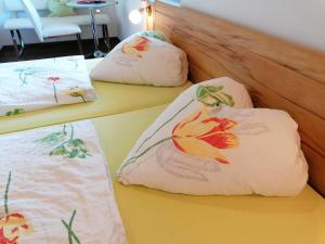 Un par de camas con almohadas. en Peterseil's Radl Zimmer en Mauthausen