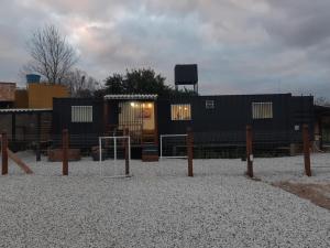 un grupo de equipos de recreo frente a un edificio en Casa Container, en Bagé