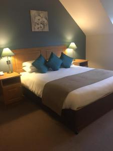 A bed or beds in a room at Deebert House Hotel