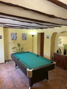 Air Conditioned "Casa Tropicana" Entire Villa or Individual Apartments biliárdasztala