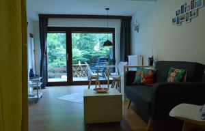 ein Wohnzimmer mit einem Sofa und einem Tisch in der Unterkunft Elbwald-Studio in Hitzacker