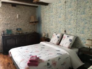 A bed or beds in a room at Chez Zoiseau et Zoiseautte