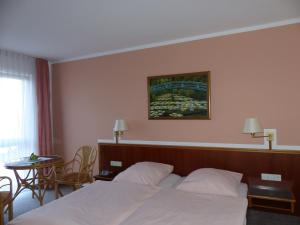 a hotel room with a bed and a table at Hotel Dorotheenhof in Cottbus