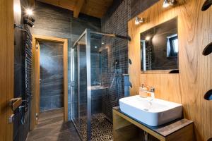 a bathroom with a sink and a shower at Marina Liptov pri Liptovskej Mare in Bešeňová