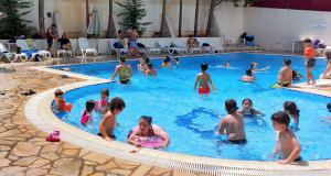 un groupe de personnes dans une piscine dans l'établissement Zoukotel Hotel, à Jounieh