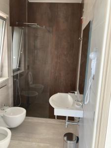 a bathroom with two sinks and a shower at Residenza Timpa Janca in Vibo Valentia Marina