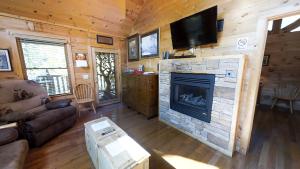 TV a/nebo společenská místnost v ubytování Emerald Springs Loop Cabin 3286