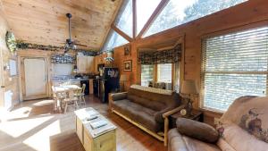 Posezení v ubytování Emerald Springs Loop Cabin 3286