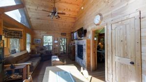 TV a/nebo společenská místnost v ubytování Emerald Springs Loop Cabin 3286 + 7 fotografií