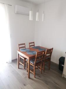 een eettafel met 2 stoelen en een tafel bij Éva Apartmanház 3 in Csopak