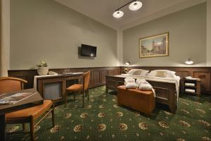 A television and/or entertainment centre at Hotel Podhrad