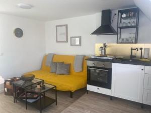 a living room with a yellow couch in a room at city roof in Teterow