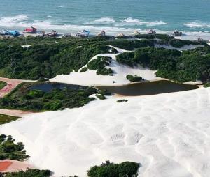 uma vista aérea de uma praia com areia branca e água em Salinas Exclusive Resort 2/4 até 7 pessoas em Salinópolis