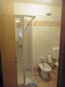 Hotel Mont Nery tesisinde bir banyo