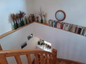 una habitación con una escalera con una estantería de libros en Chalupa Helena na Poráči en Poráč