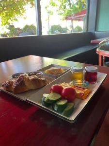 una bandeja de comida con pan y verduras en una mesa en Atos Otel en Eskisehir