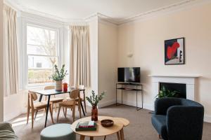 een woonkamer met een bank en een tafel bij SACO Reading Castle Crescent in Reading