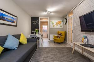 Una sala de estar con un sofá y un televisor. en Central Belfast Apartments, Salisbury, en Belfast 29 fotos más