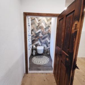 bagno con servizi igienici attraverso una porta di Lutzmannalm a Lassing