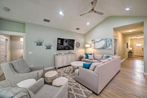 ein Wohnzimmer mit 2 Sofas und einem TV in der Unterkunft West End Home with Yard Less Than 1 Mi to Beach Access! in Panama City Beach