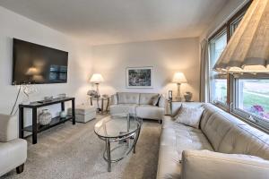 una sala de estar con un sofá y una mesa en Charming Rochester Home - 2 Mi to Mayo Clinic!, en Rochester