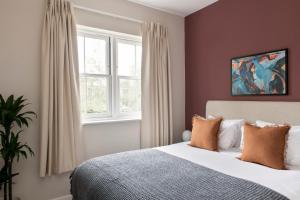 En eller flere senge i et værelse på SACO Reading Castle Crescent