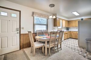 Una cocina y un comedor con mesa y sillas. en Charming Rochester Home - 2 Mi to Mayo Clinic!, en Rochester
