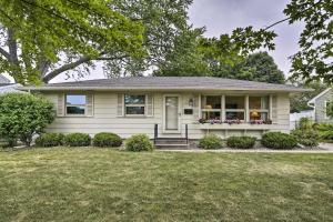 una casa blanca con flores en la ventana en Charming Rochester Home - 2 Mi to Mayo Clinic!, en Rochester