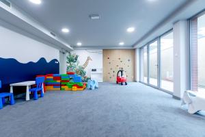 Habitación infantil con zona de juegos y rocódromo en Resort Apartamenty Klifowa Rewal 27 en Rewal