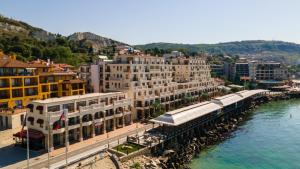 uma estação de trem em uma cidade ao lado de um corpo de água em Maria Palace Complex em Balchik