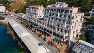 uma vista aérea de um edifício junto à água em Maria Palace Complex em Balchik