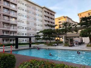 een zwembad voor een groot gebouw bij SMDC Trees Residences Tower 1 - 2BR Newly Renovated Staycation in Manilla