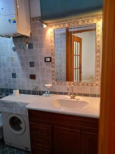 ein Badezimmer mit einem Waschbecken und einer Waschmaschine in der Unterkunft Casa Sigiu - La Terrazza in Rieti