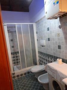 La salle de bains est pourvue de 2 toilettes et d'une douche. dans l'établissement Casa Sigiu - La Terrazza, à Rieti