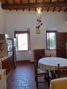 eine Küche mit einem Tisch in der Mitte eines Zimmers in der Unterkunft Casa Sigiu - La Terrazza in Rieti