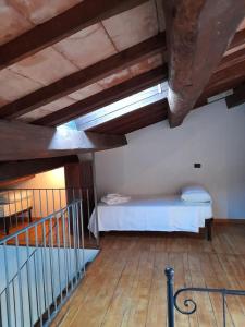 リエーティにあるCasa Sigiu - La Terrazzaの木製の天井の部屋にあるベッドのある寝室
