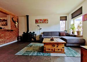uma sala de estar com um sofá e uma mesa de centro em Lighthouse em Egmond aan Zee