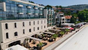 - une vue aérienne sur un bâtiment avec des tables et des chaises dans l'établissement Hotel Antik, à Balchik